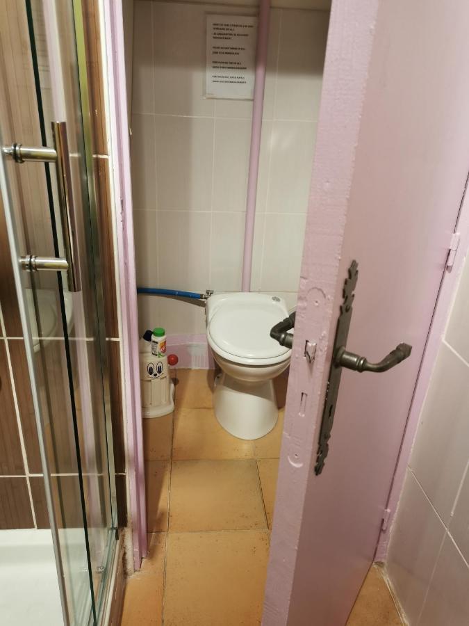Appartement En Sous Sol De Villa Avec Acces Jardin Et Piscine Marselha Exterior foto