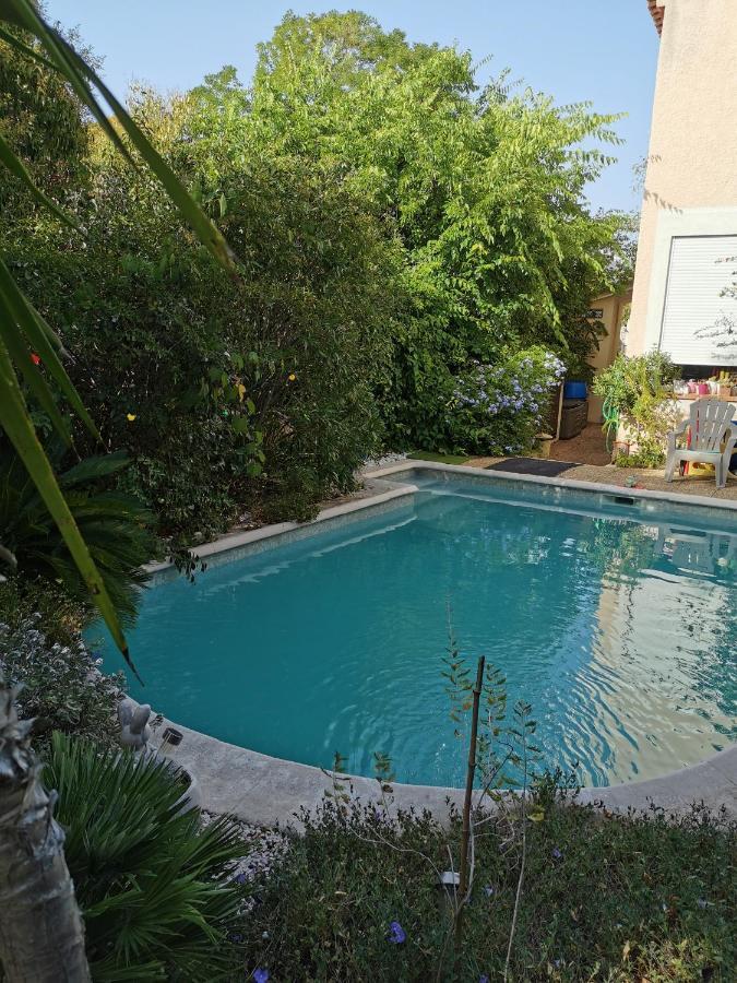 Appartement En Sous Sol De Villa Avec Acces Jardin Et Piscine Marselha Exterior foto